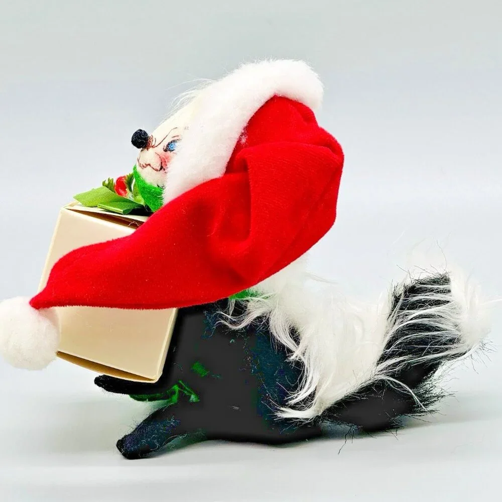 Annalee Santa Skunk Merry Christmas Present 1992 Made in‎ USA 7 inch